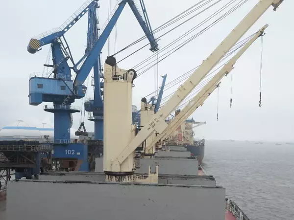 克令吊在安裝過程中如何保護(hù)周圍環(huán)境和設(shè)施？